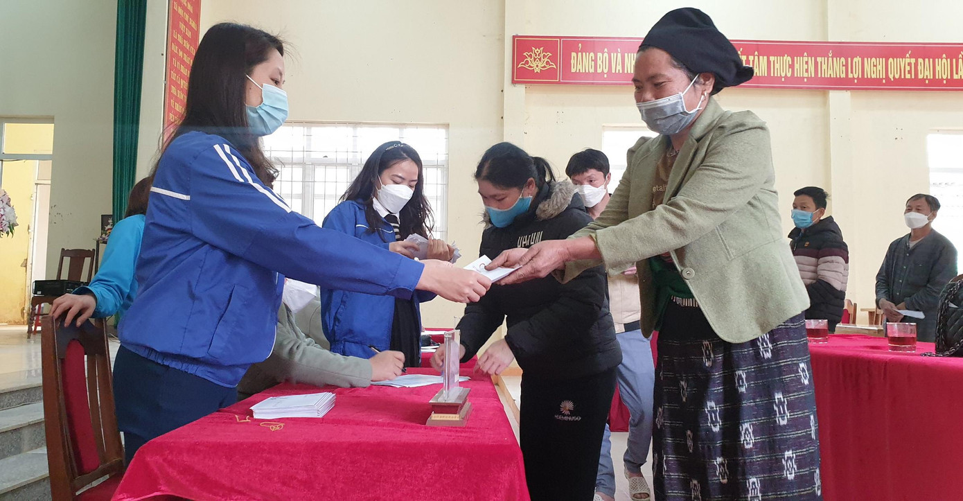 Món quà Tết tuy nhỏ, nhưng là tấm lòng, sự động viên của đơn vị tài trợ cũng như các đơn vị, chính quyền địa phương dành cho các hộ nghèo. Món quà Tết tuy nhỏ, nhưng là tấm lòng, sự động viên của đơn vị tài trợ cũng như các đơn vị, chính quyền địa phương dành cho các hộ nghèo.