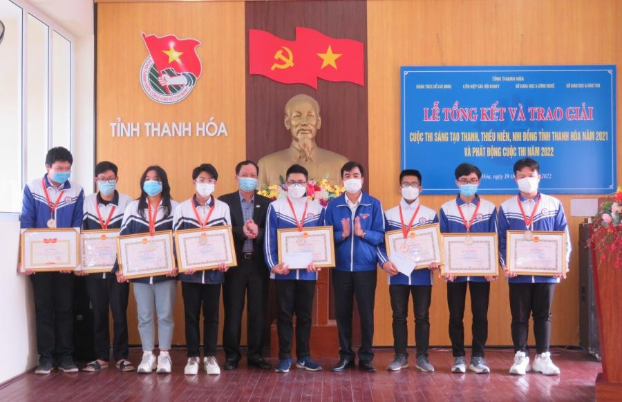 Đại diện Ban tổ chức cuộc thi khen thưởng cho học sinh đạt giải Đại diện Ban tổ chức cuộc thi khen thưởng cho học sinh đạt giải