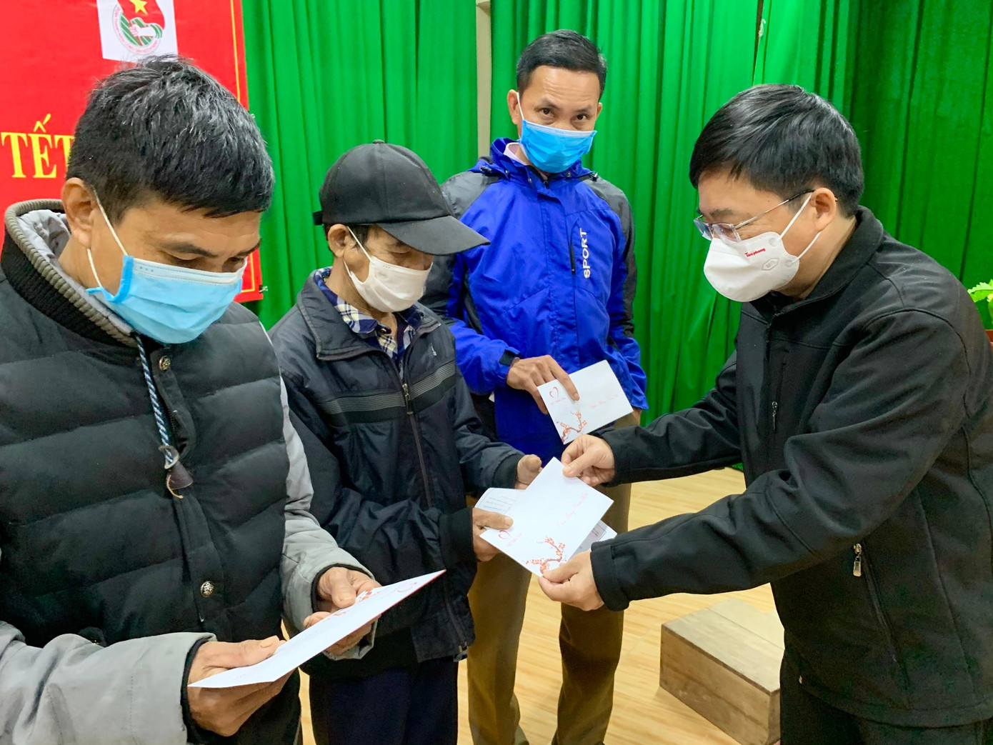 Nhà báo Vũ Tiến, Phó Tổng Biên tập báo Tiền Phong tận tay trao những suất quà Tết cho các hộ nghèo. Nhà báo Vũ Tiến, Phó Tổng Biên tập báo Tiền Phong tận tay trao những suất quà Tết cho các hộ nghèo.