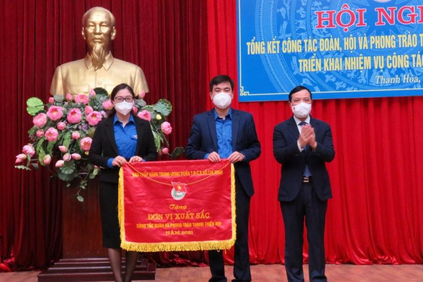 Ông Lại Thế Nguyên, Phó Bí thư Thường trực Tỉnh uỷ Thanh Hoá trao Cờ thi đua của Ban Chấp hành Trung ương Đoàn TNCS Hồ Chí Minh cho Tỉnh đoàn Thanh Hoá. Ông Lại Thế Nguyên, Phó Bí thư Thường trực Tỉnh uỷ Thanh Hoá trao Cờ thi đua của Ban Chấp hành Trung ương Đoàn TNCS Hồ Chí Minh cho Tỉnh đoàn Thanh Hoá.