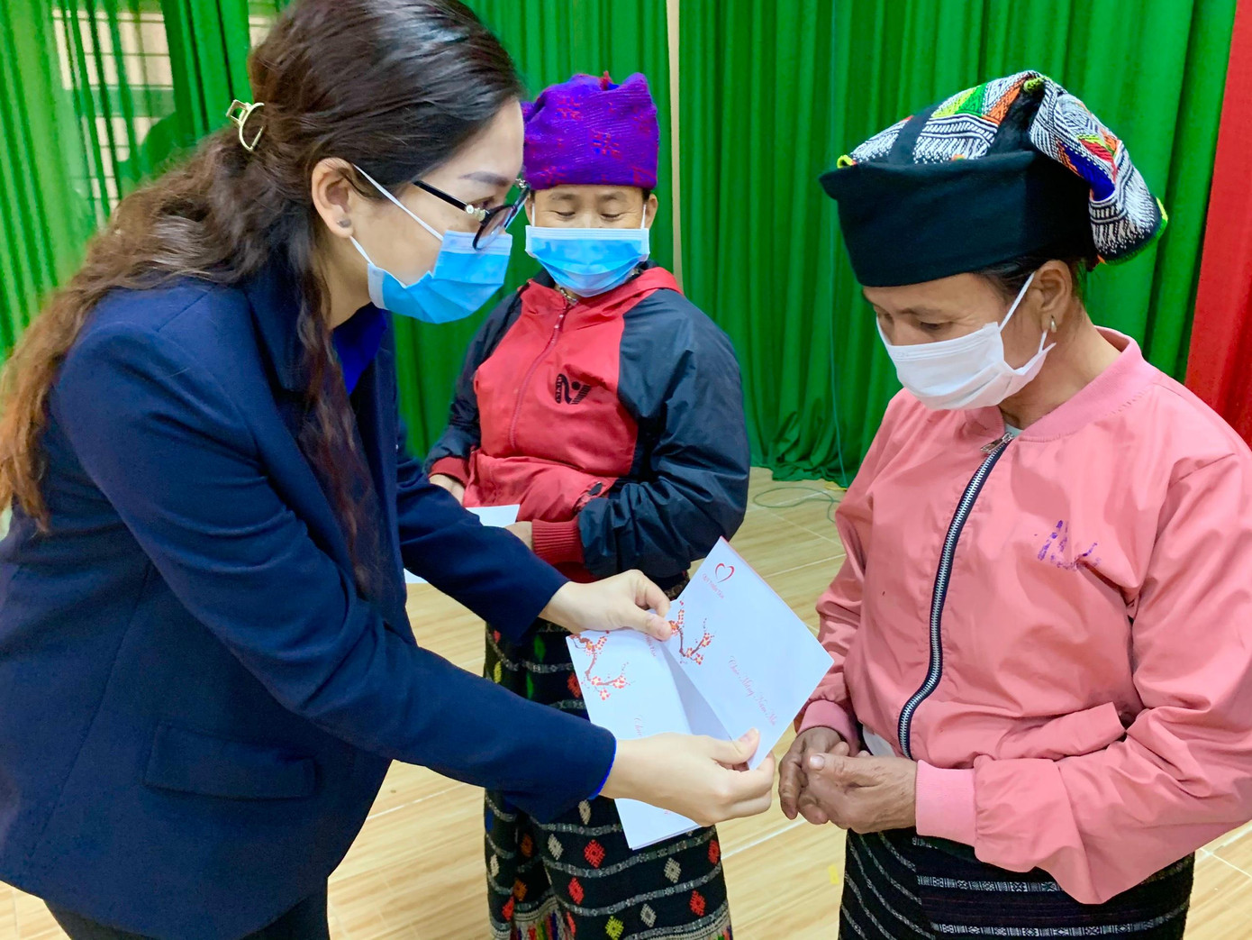 Phó Bí thư Tỉnh Đoàn Thanh Hóa Phùng Tố Linh trao quà Tết cho các hộ nghèo tại chương trình. Phó Bí thư Tỉnh Đoàn Thanh Hóa Phùng Tố Linh trao quà Tết cho các hộ nghèo tại chương trình.