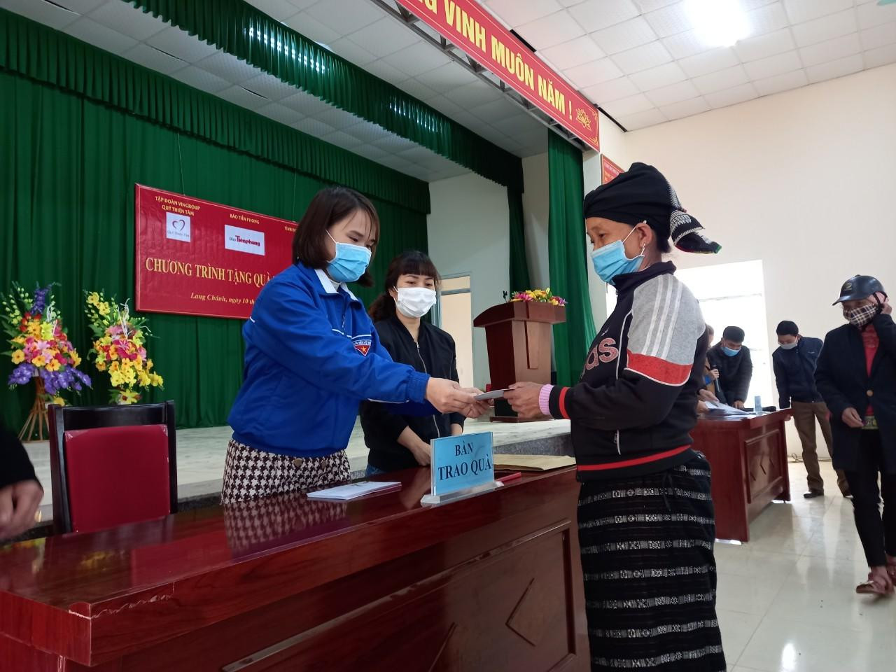 Chương trình trao quà Tết cho người nghèo của Quỹ Thiện Tâm phối hợp với báo Tiền Phong tại Thanh Hóa trong nhiều năm qua đã trao tận tay hàng nghìn suất quà cho các hộ nghèo. Chương trình trao quà Tết cho người nghèo của Quỹ Thiện Tâm phối hợp với báo Tiền Phong tại Thanh Hóa trong nhiều năm qua đã trao tận tay hàng nghìn suất quà cho các hộ nghèo.