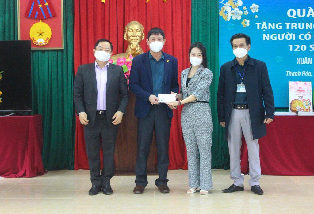 Nhân dịp này, bà Lê Thị Loan, Giám đốc Công ty Dược Đức Khánh cũng phối hợp với Báo Tiền Phong trao tặng quà Tết cho Trung tâm Điều dưỡng người có công Thanh Hoá.