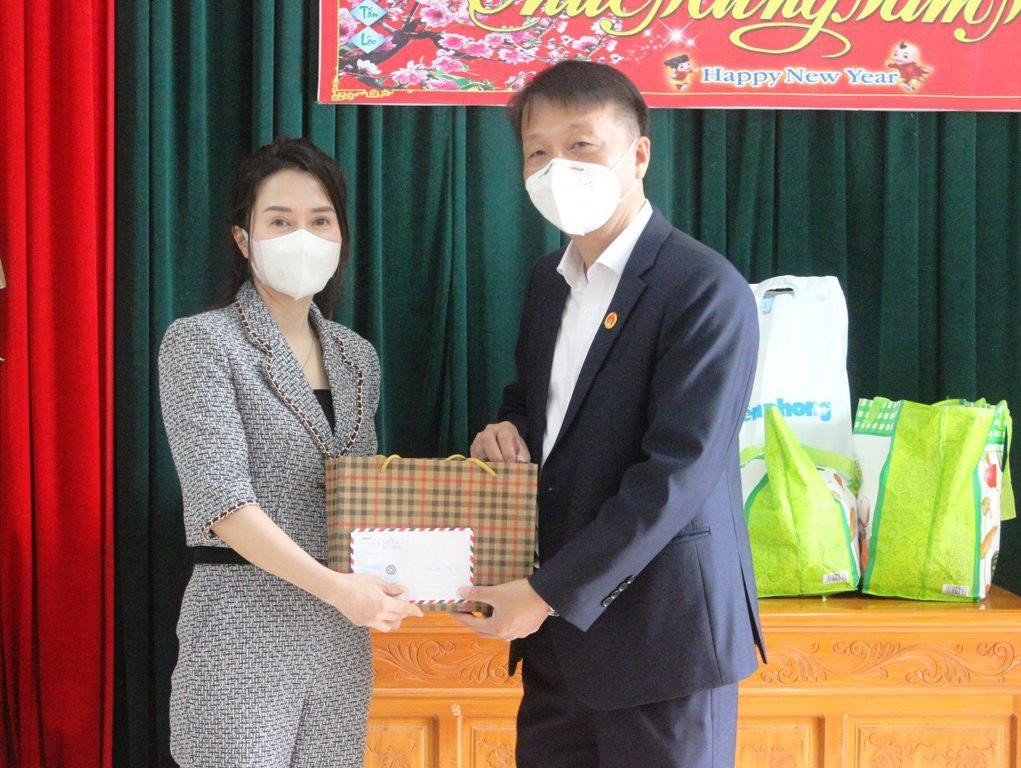 Bà Lê Thị Loan, Giám đốc Công ty Dược Đức Khánh trao tặng 20 triệu đồng và quà Tết cho Trung tâm Bảo trợ số 2- Thanh Hoá