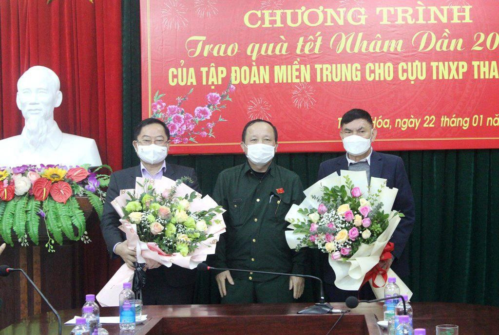 Chủ tịch Hội Cựu TNXP Lê Văn Thành tặng hoa, cảm ơn lãnh đạo các đơn vị tại chương trình