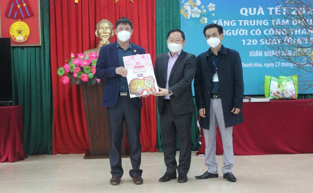 Nhà báo Lê Xuân Sơn trao tặng các ấn phẩm đặc biệt của Báo Tiền Phong Tết Nhâm Dần năm 2022 và bánh kẹo cho Trung tâm.
