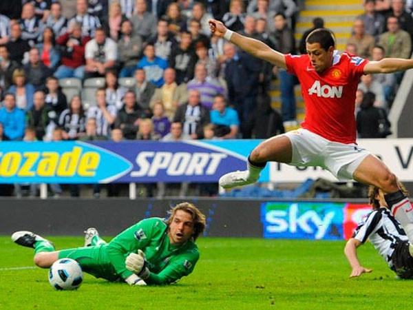 M.U của J. Hernandez (giữa) có lợi thế về điểm số so với Chelsea và Arsenal nhưng còn phải gặp 2 đội bóng thành London. Ảnh: REUTERS . M.U của J. Hernandez (giữa) có lợi thế về điểm số so với Chelsea và Arsenal nhưng còn phải gặp 2 đội bóng thành London. Ảnh: REUTERS