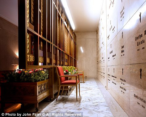 Đối diện những bức tượng khắc tên những người đã khuất còn có những khóm hoa trồng bên trong nhà thờ. Đối diện những bức tượng khắc tên những người đã khuất còn có những khóm hoa trồng bên trong nhà thờ