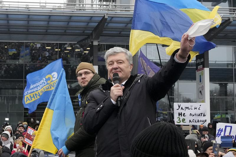 Cựu Tổng thống Ukraine Poroshenko được chào đón tại sân bay Kiev ngày 17/1.