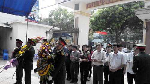 Lễ viếng Đại tướng Võ Nguyên Giáp tại Ban chỉ huy Quân sự TP Hà Tĩnh. Ảnh: Minh Thùy. Lễ viếng Đại tướng Võ Nguyên Giáp tại Ban chỉ huy Quân sự TP Hà Tĩnh. Ảnh: Minh Thùy