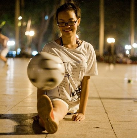 Bích Ngọc tham gia hoạt động của chương trình nghệ thuật đường phố. Bích Ngọc tham gia hoạt động của chương trình nghệ thuật đường phố