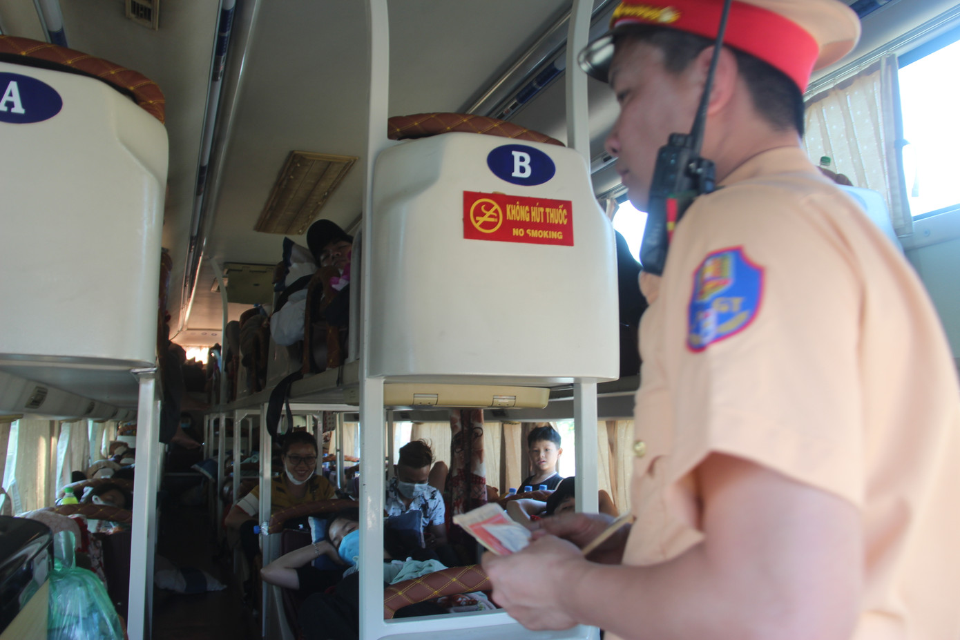 Cảnh sát giao thông Đồng Nai kiểm tra xe khách, ngăn ngừa tình trạng nhồi nhét khách. Cảnh sát giao thông Đồng Nai kiểm tra xe khách, ngăn ngừa tình trạng nhồi nhét khách.