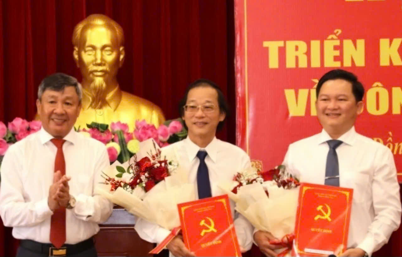 Ông Nguyễn Hữu Nguyên (bìa phải) và ông Bùi Quang Huy nhận quyết định