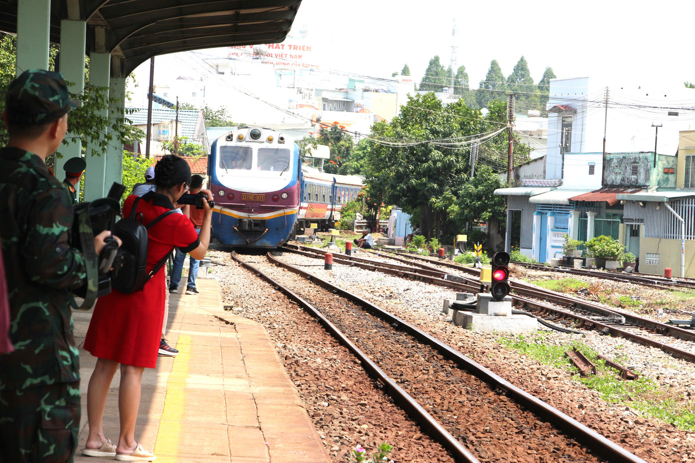 Chuyến tàu đầu tiên chở đoàn cán bộ, chiến sĩ Quân đội vào Nam hợp luyện diễu binh. Chuyến tàu đầu tiên chở đoàn cán bộ, chiến sĩ Quân đội vào Nam hợp luyện diễu binh.