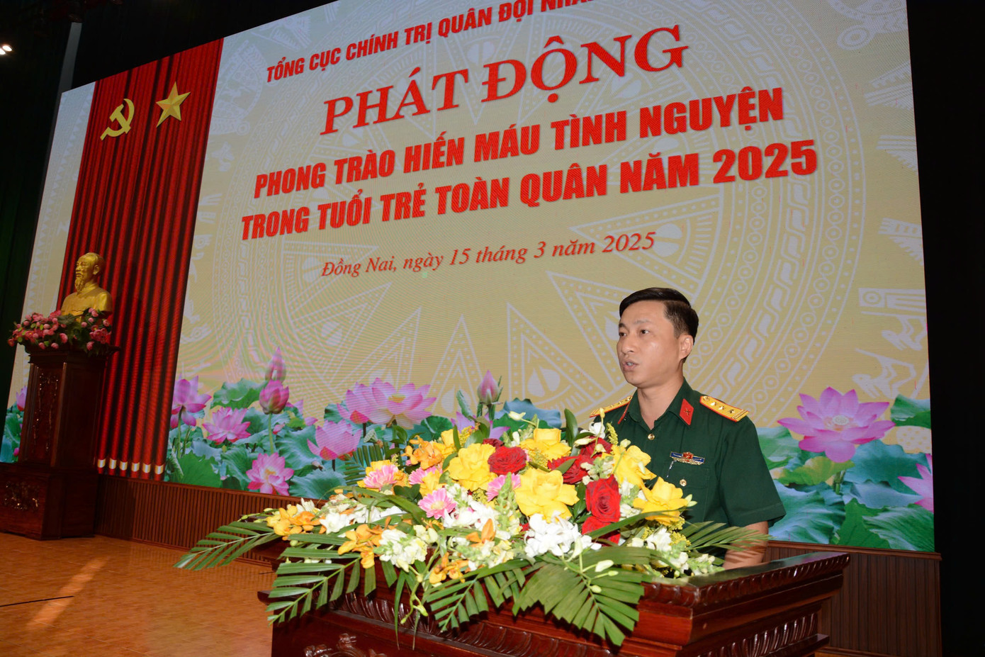 Thượng tá Nguyễn Quang Huy - Phụ trách Trưởng ban Thanh niên Quân đội phát động phong trào hiến máu.
