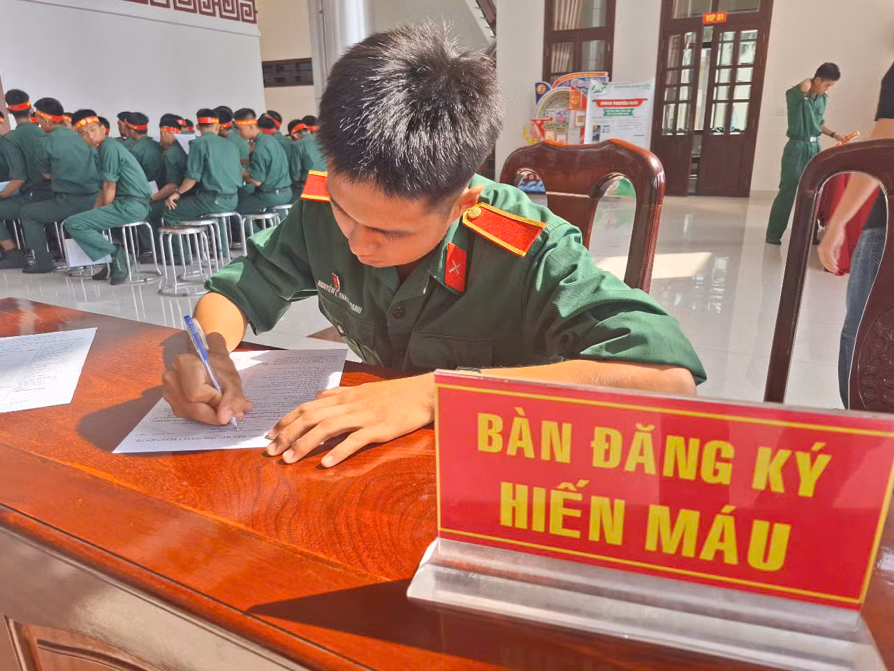 Đoàn viên thanh niên Trường Sĩ quan Lục quân 2 đăng ký hiến máu