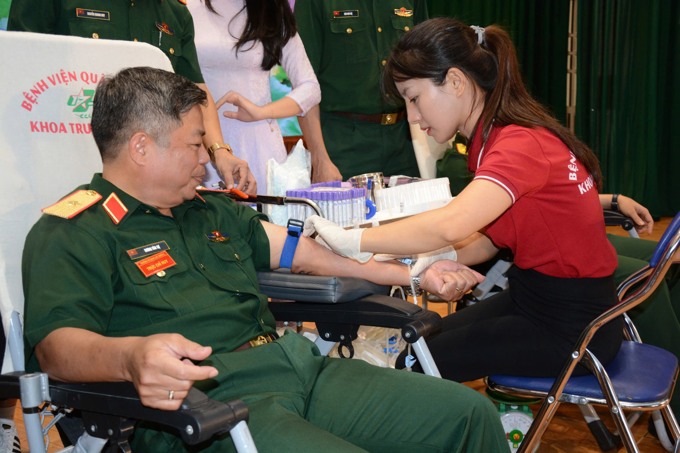 Thiếu tướng Dương Văn Sự - Phó Hiệu trưởng Trường Sĩ quan Lục quân 2 tham gia hiến máu