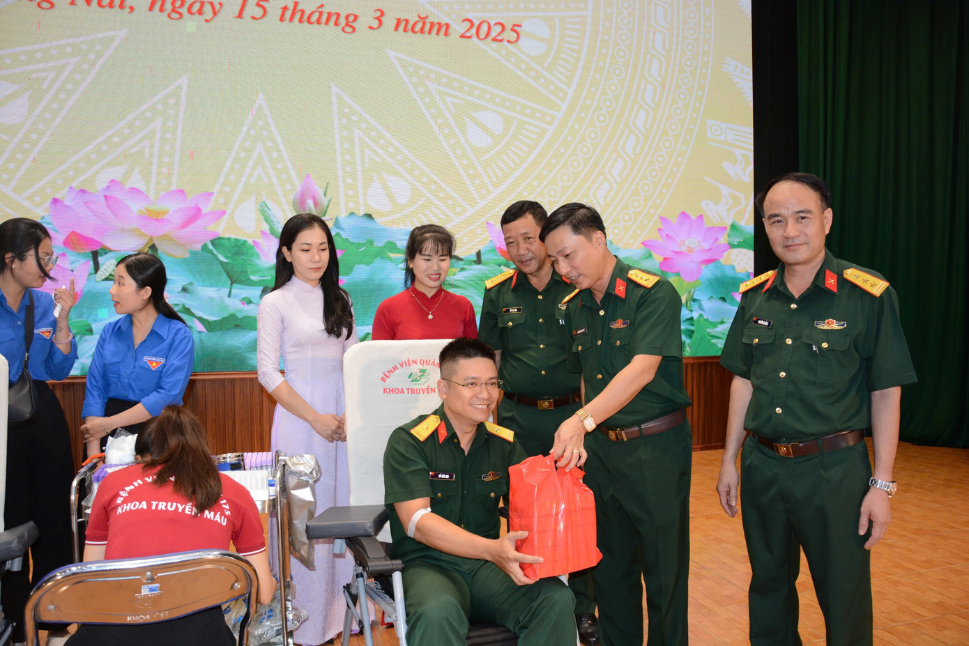 Đại diện Ban thanh niên Quân đội và nhà trường động viên cán bộ, chiến sĩ tham gia hiến máu