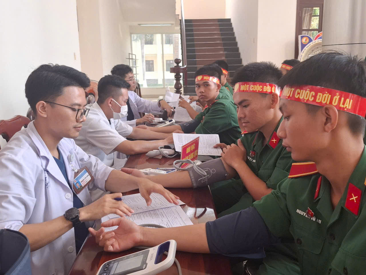 Các đoàn viên thanh niên Trường sĩ quan Lục quân 2 tham gia hiến máu