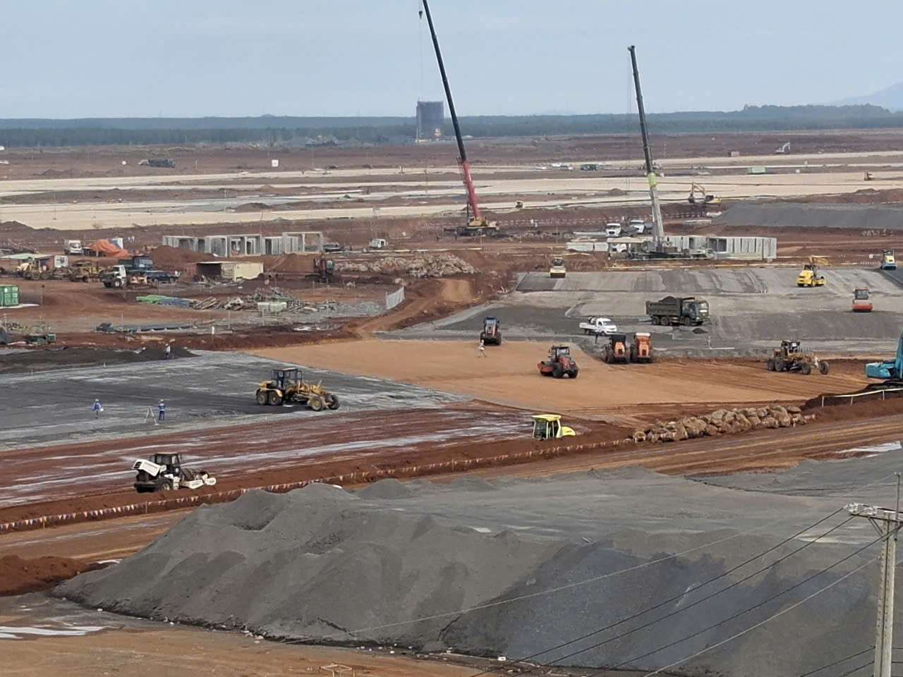 Sân đỗ tàu bay đang được thi công.