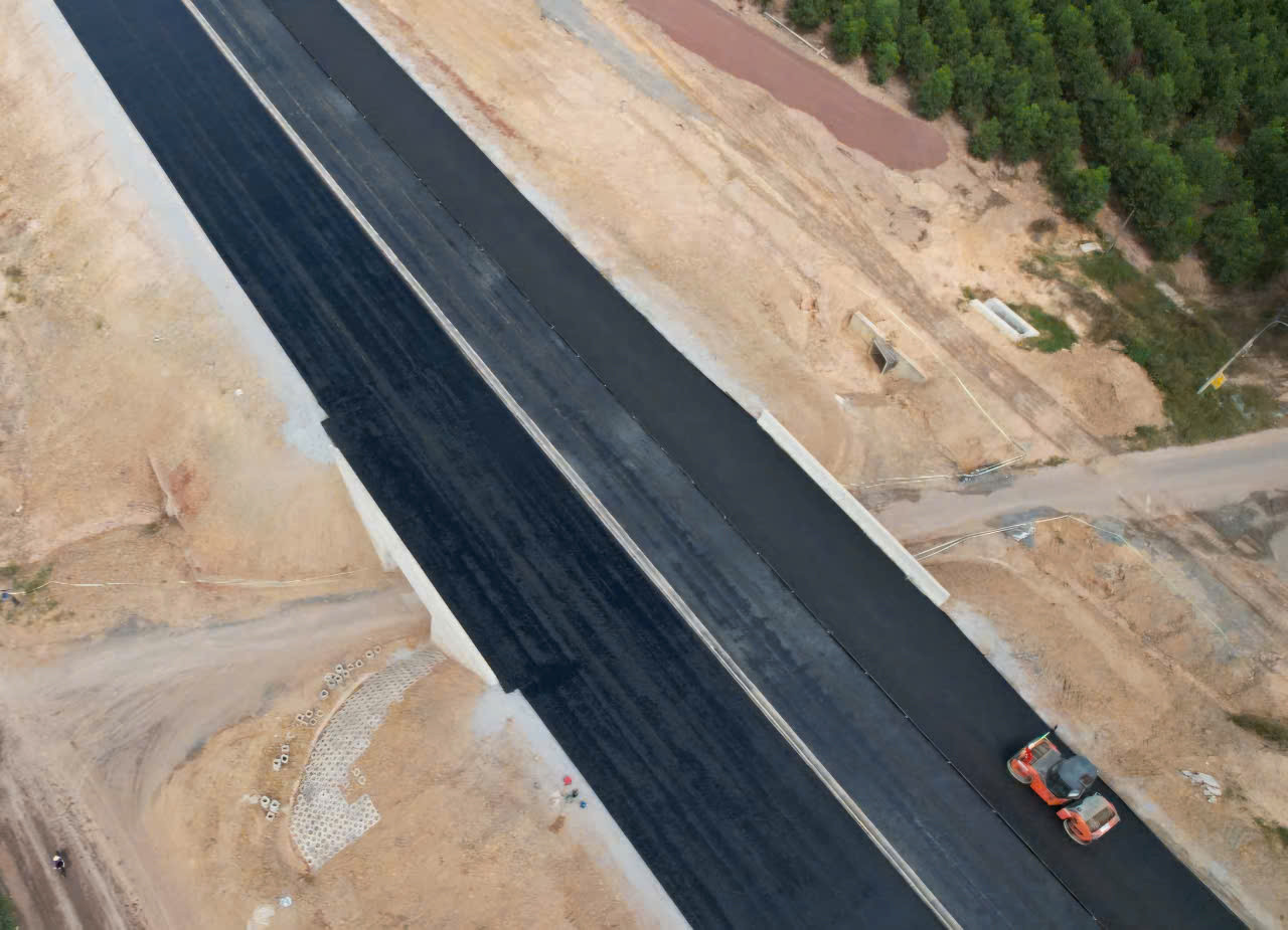 Một đoạn tuyến cao tốc Biên Hòa - Vũng Tàu qua địa bàn Đồng Nai đã được thảm nhựa lớp đầu tiên.