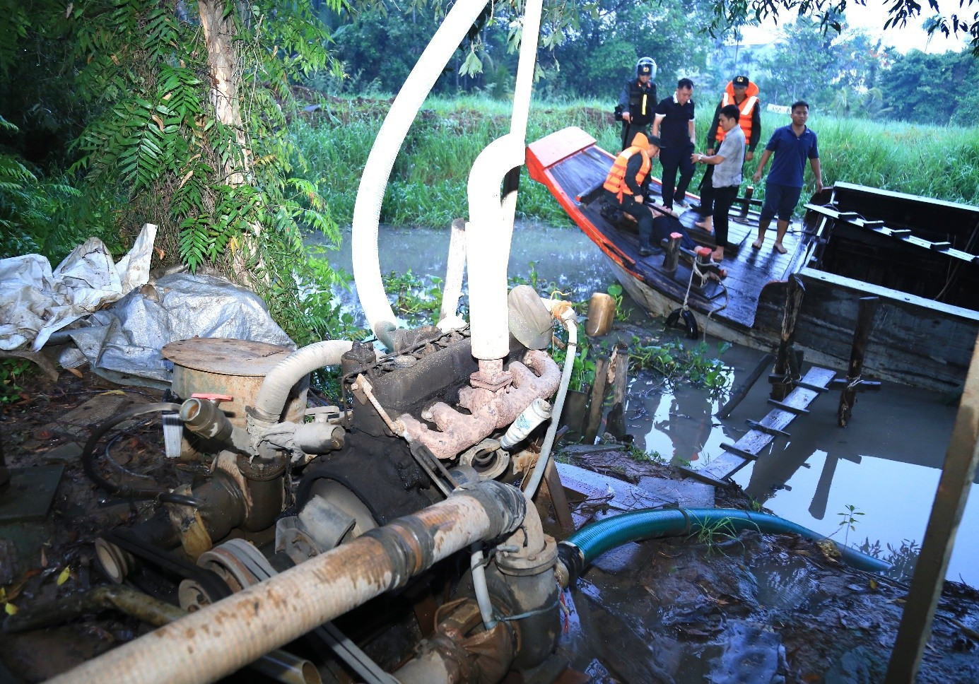 Máy bơm công suất lớn dùng để bơm cát lên bờ Máy bơm công suất lớn dùng để bơm cát lên bờ