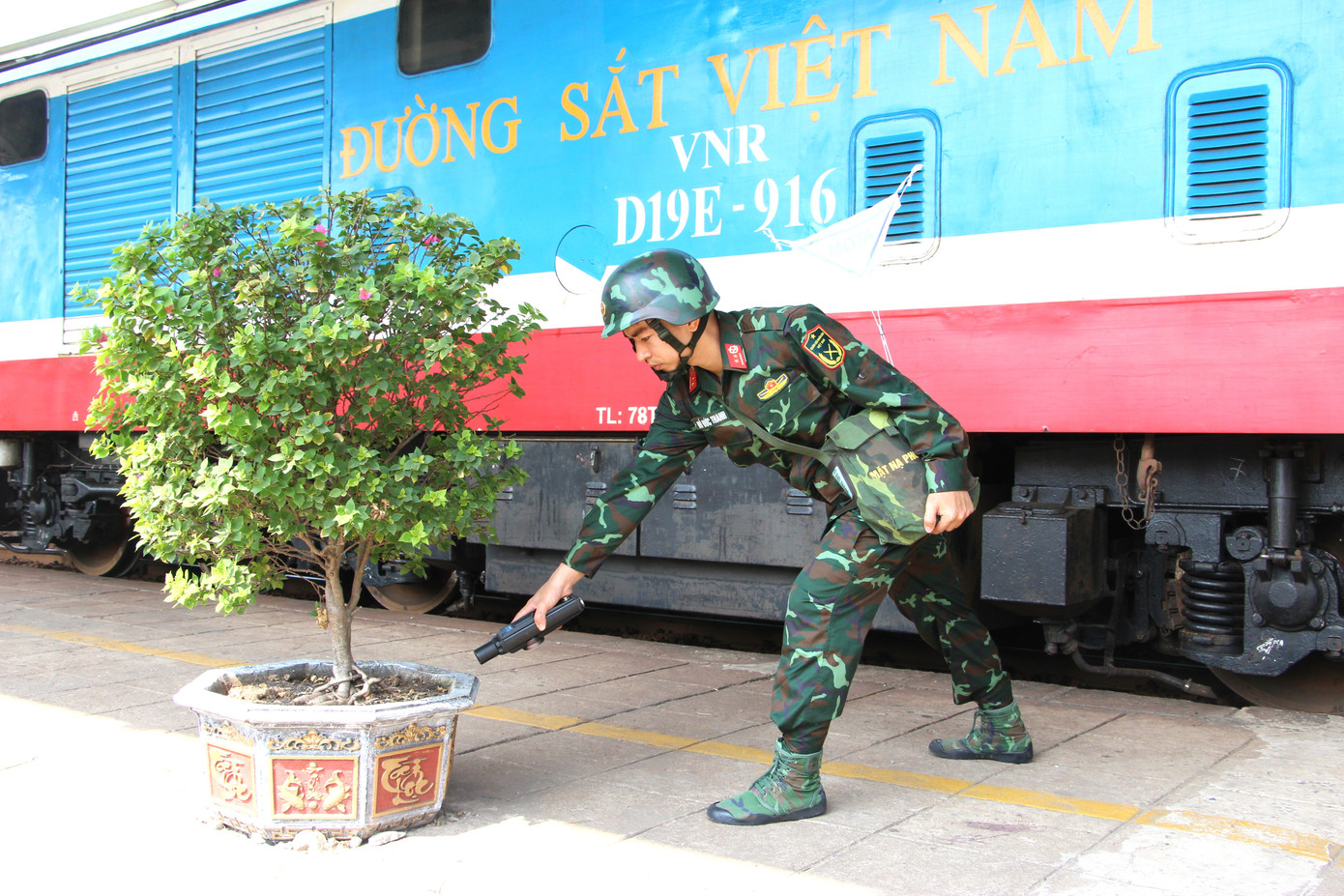 Trước khi đoàn tàu chở quân đến, công tác an ninh được thực hiện nghiêm ngặt. Trong ảnh, chiến sĩ Binh chủng Hóa học làm nhiệm vụ Trước khi đoàn tàu chở quân đến, công tác an ninh được thực hiện nghiêm ngặt. Trong ảnh, chiến sĩ Binh chủng Hóa học làm nhiệm vụ