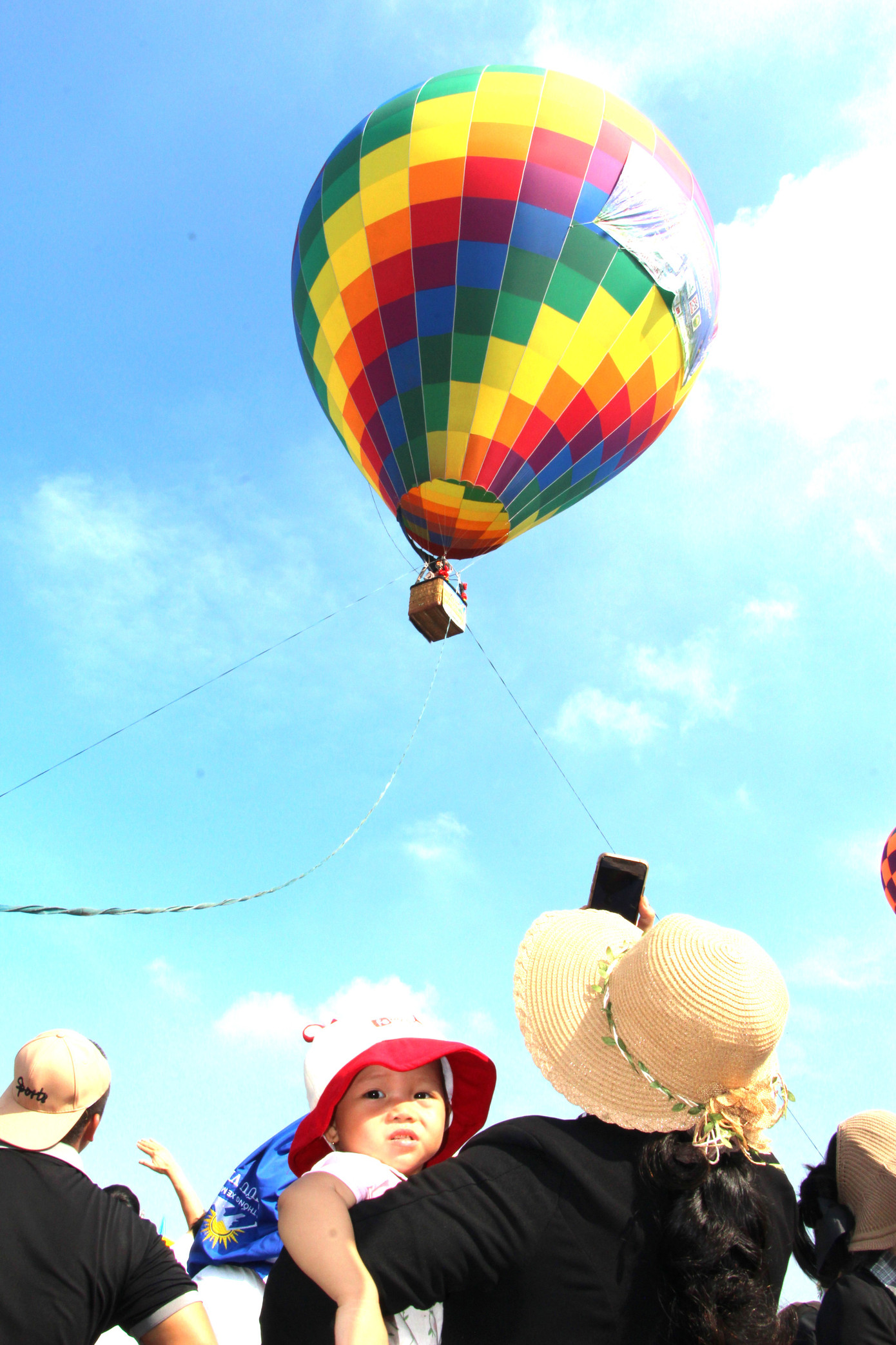 Do trùng lịch bay hợp luyện của lực lượng không quân, các khinh khí cầu chỉ được bay neo dây ở độ cao 50m Do trùng lịch bay hợp luyện của lực lượng không quân, các khinh khí cầu chỉ được bay neo dây ở độ cao 50m