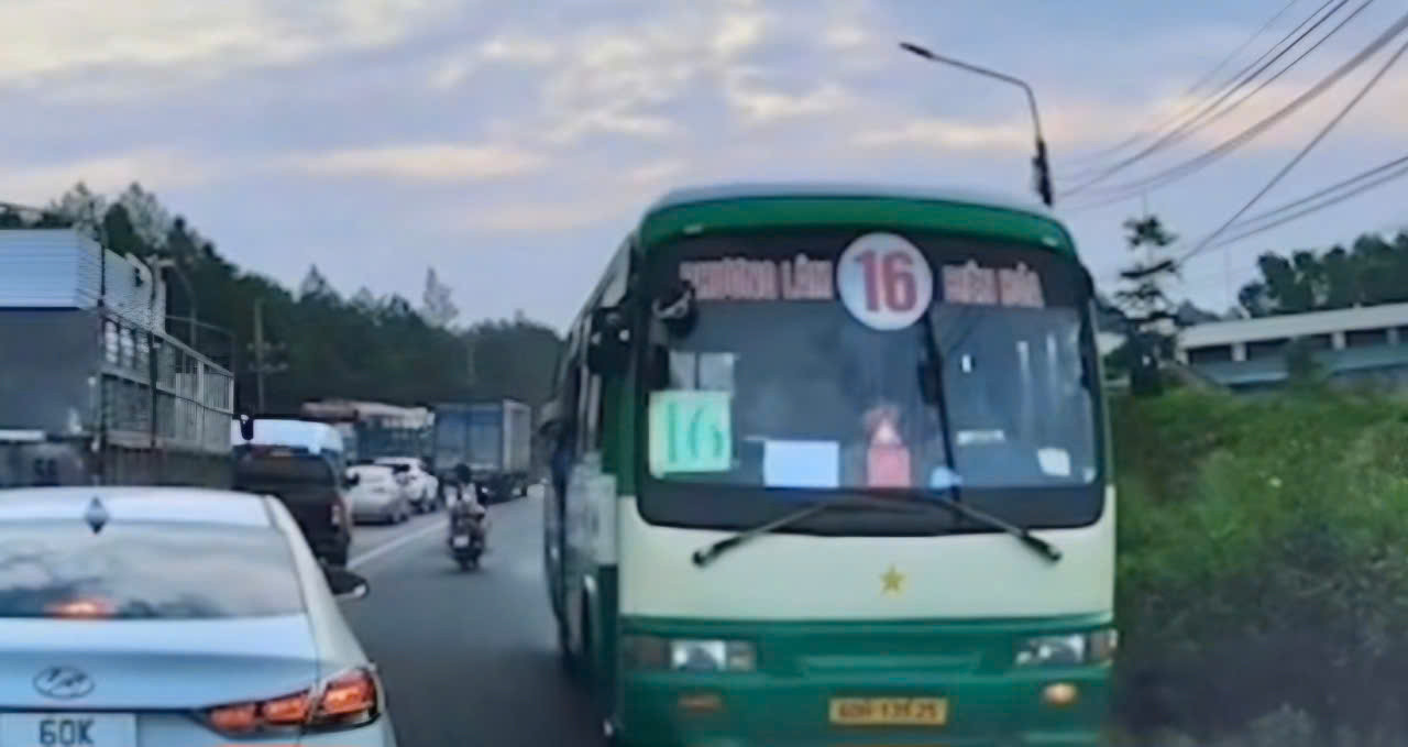 Xe buýt lưu thông ngược chiều trên quốc lộ 1 Xe buýt lưu thông ngược chiều trên quốc lộ 1