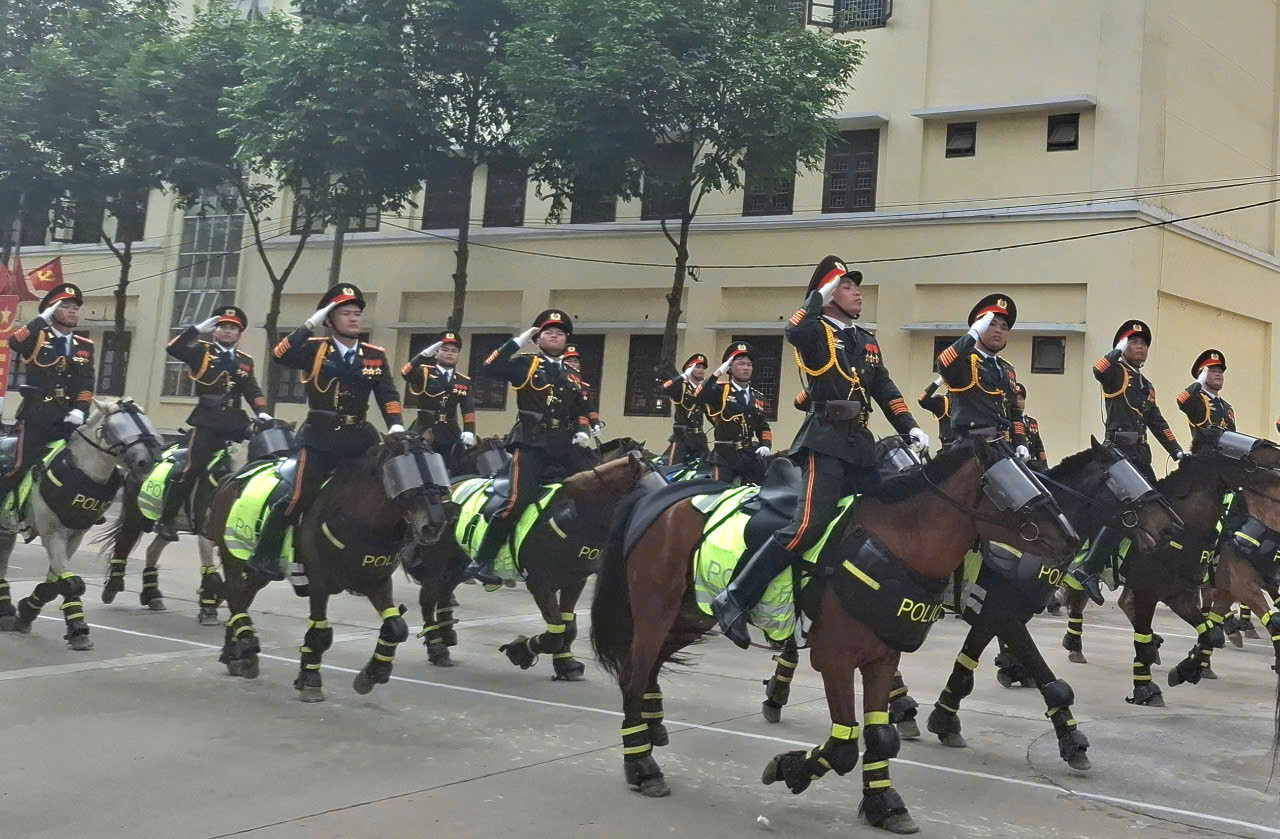 Các chiến sĩ cơ động cùng ngựa nghiệp vụ hợp luyện diễu binh Các chiến sĩ cơ động cùng ngựa nghiệp vụ hợp luyện diễu binh