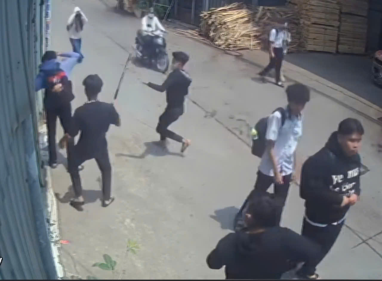 2 đối tượng cầm hung khí tấn công nam sinh T. trên đường phố. 2 đối tượng cầm hung khí tấn công nam sinh T. trên đường phố.