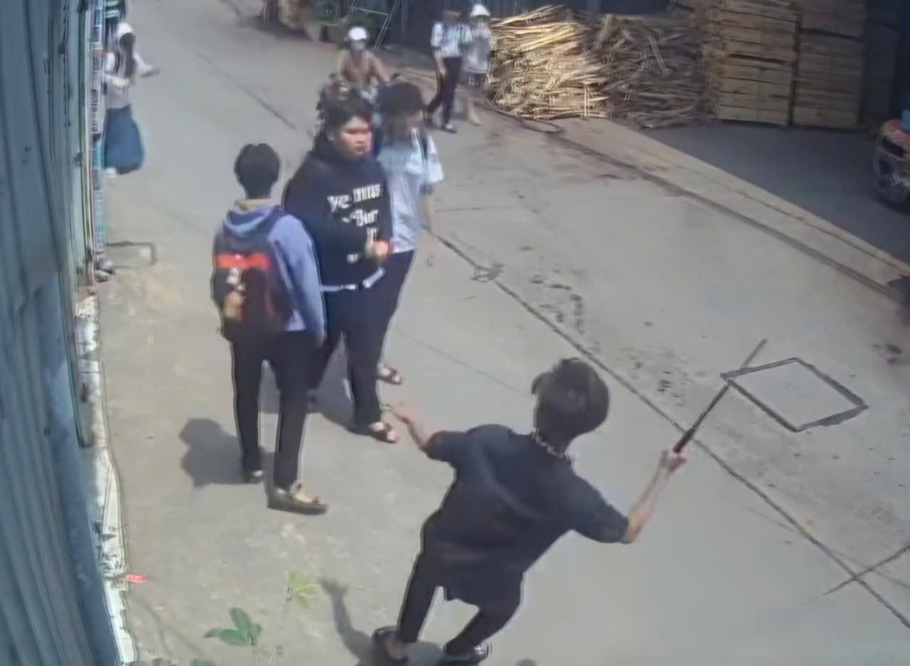 Đối tượng dùng gậy đánh N.M.T bị camera ghi nhận