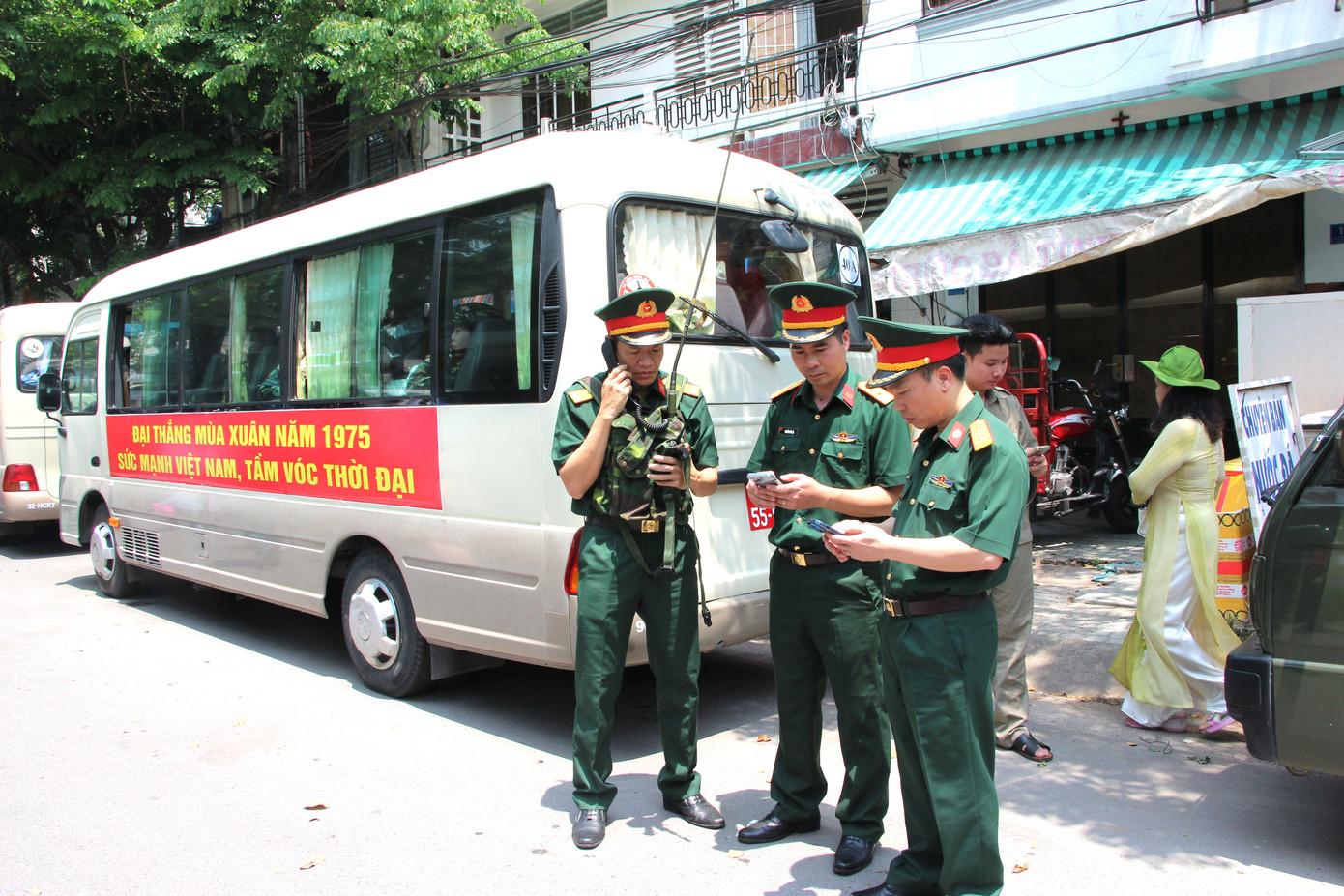 Thông tin liên lạc được duy trì xuyên suốt trước và sau lễ đón. Thông tin liên lạc được duy trì xuyên suốt trước và sau lễ đón.