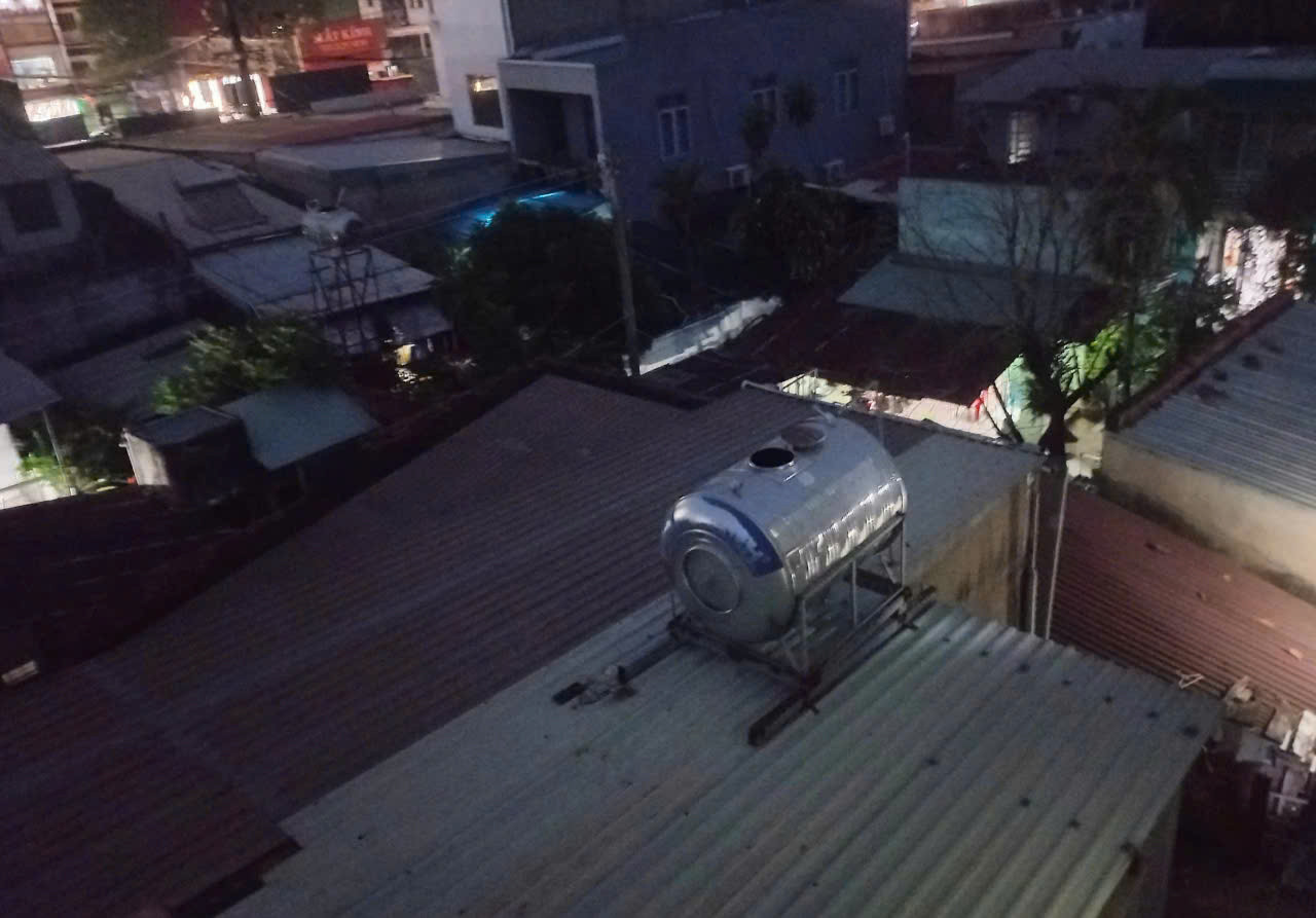 Hiện trường phát hiện bộ xương người trong bồn chứa nước