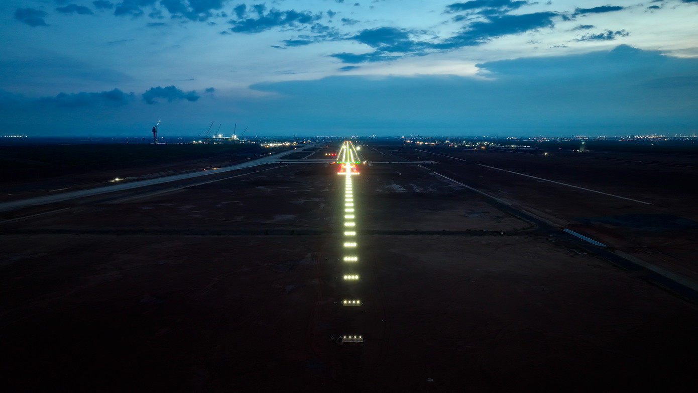 Hệ thống đèn hiệu đường cất hạ cánh Cảng HKQT Long Thành đã sáng đèn.