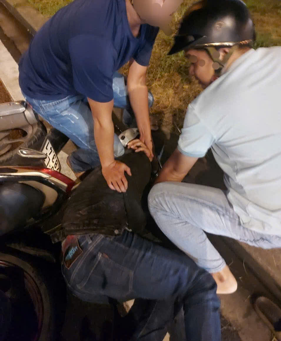 Lực lượng chức năng khống chế, bắt giữ nghi phạm gây án đang trên đường bỏ trốn