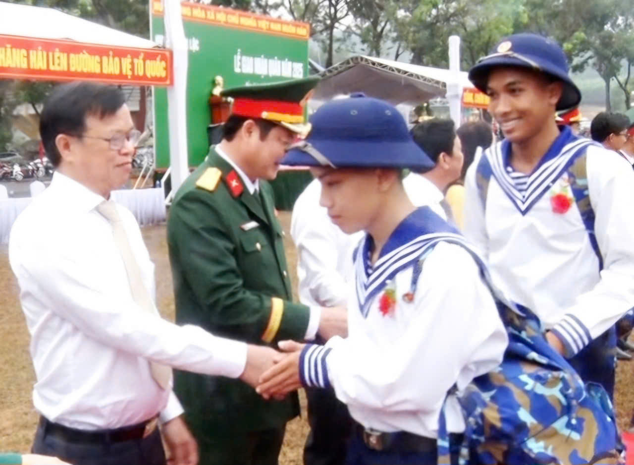 Trưởng ban Dân vận Tỉnh ủy Đồng Nai Cao Tiến Dũng gặp gỡ các tân binh