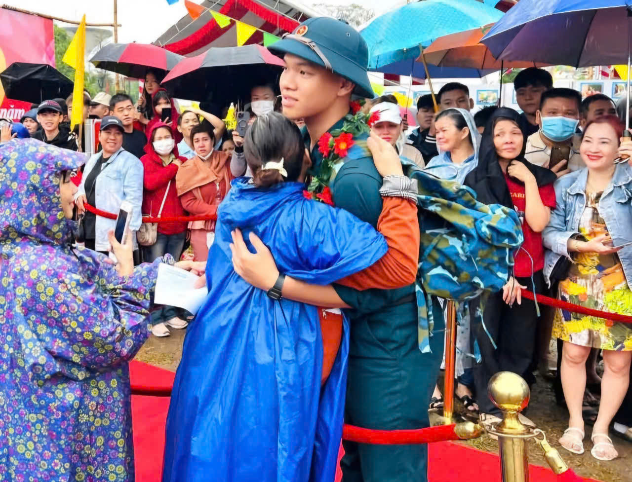 Chia tay người thân trước giờ nhập ngũ