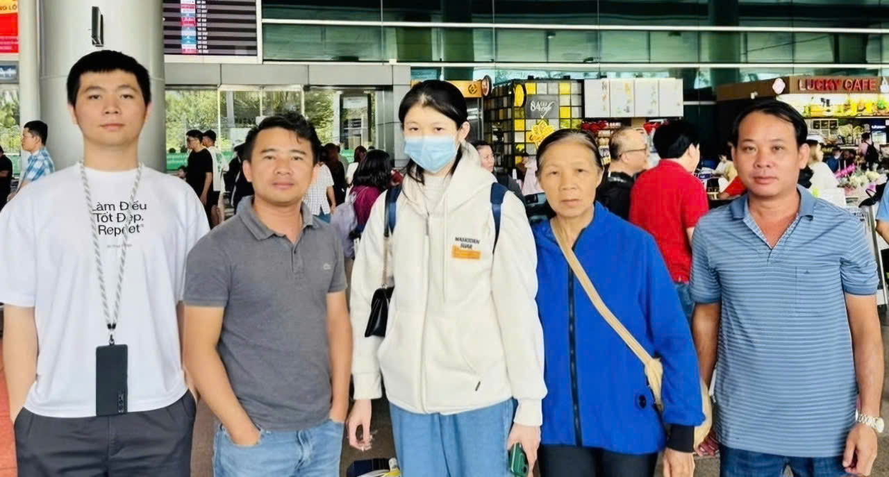 Lìu Ngọc Hằng (giữa) được gia đình đón tại sân bay