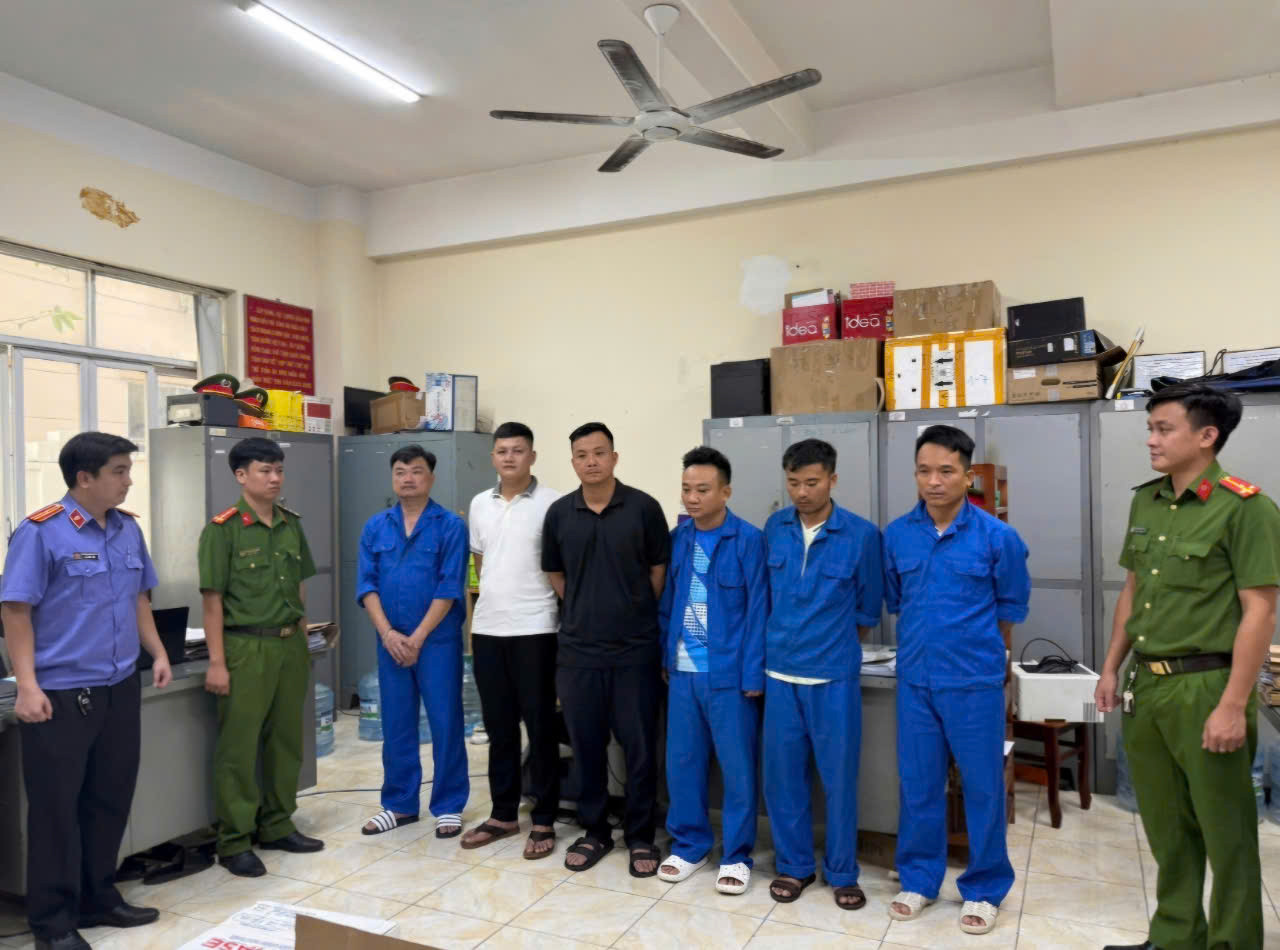 Thực hiện lệnh bắt, khám xét nơi làm việc của các bị can Thực hiện lệnh bắt, khám xét nơi làm việc của các bị can