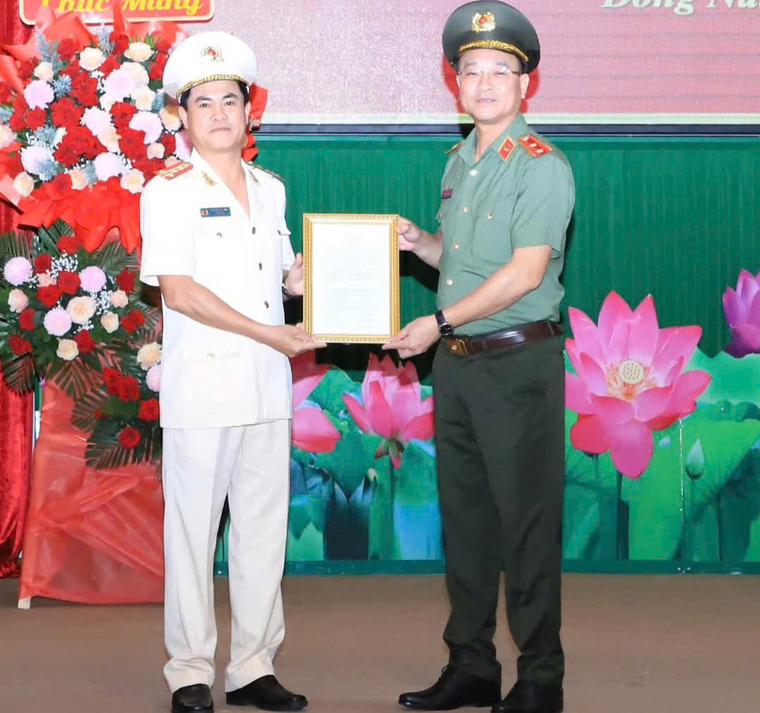 Trung tướng Phạm Thế Tùng, Thứ trưởng Bộ Công an trao quyết định bổ nhiệm cho đại tá Nguyễn Đức Hải