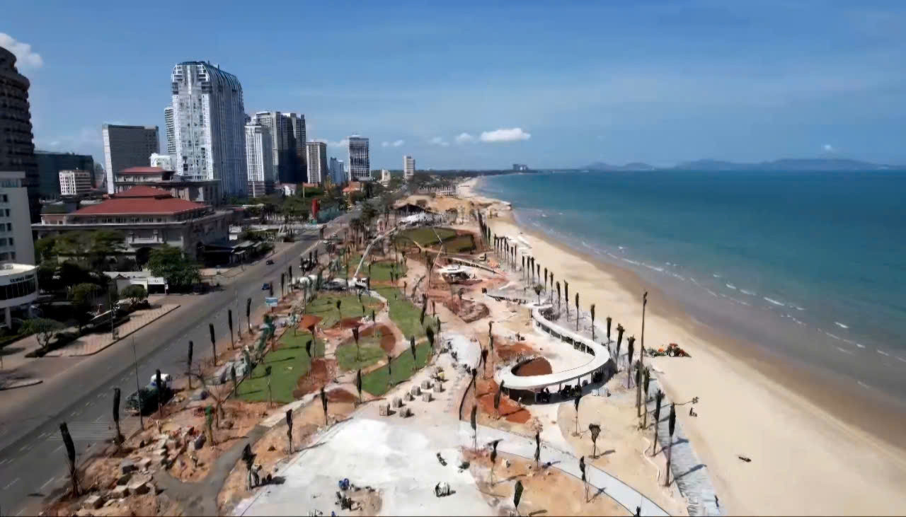 Khu vực biển bãi sau dọc đường Thùy Vân đang được chỉnh trang sẽ đưa vào sử dụng một số hạng mục trong dịp lễ 30/4-1/5.