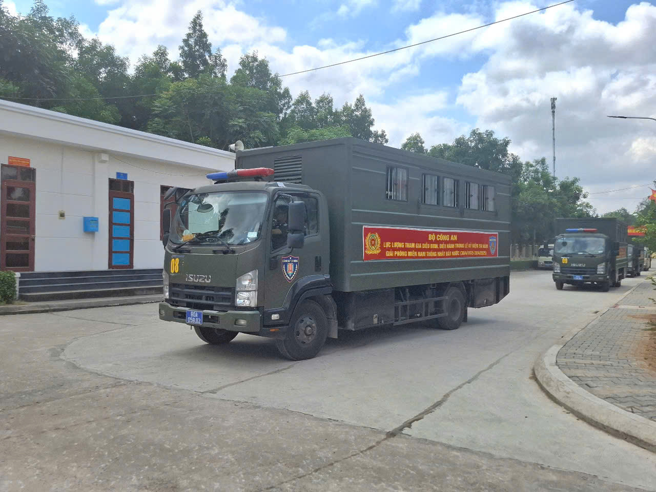 Sau buổi hợp luyện, ngựa nghiệp vụ được vận chuyển về nơi ở bằng xe tải chuyên dụng Sau buổi hợp luyện, ngựa nghiệp vụ được vận chuyển về nơi ở bằng xe tải chuyên dụng