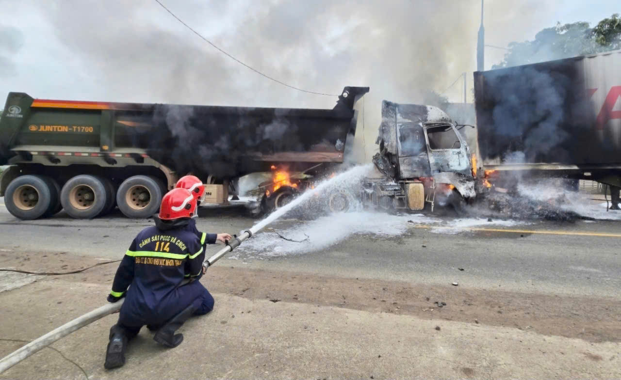 2 xe bị thiêu rụi sau khi va chạm