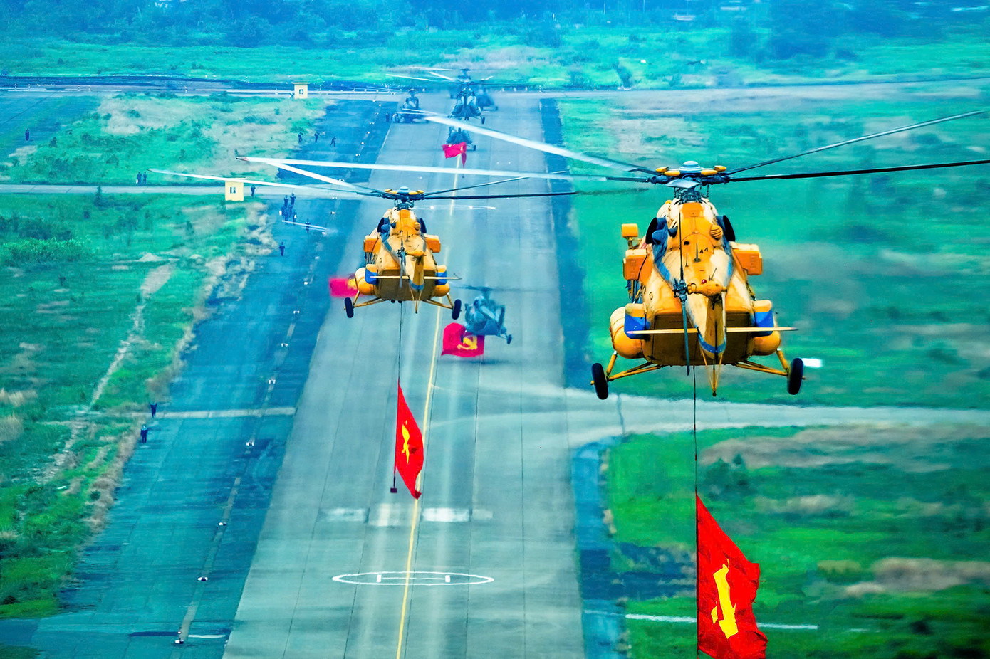 Phi đội trực thăng mang cờ Tổ quốc bay theo đội hình tại buổi hợp luyện.