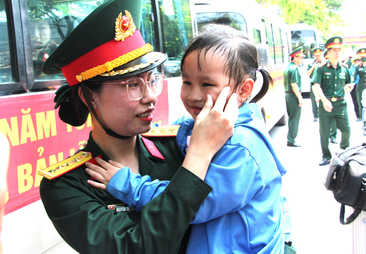 Chị Nguyễn Thị Thùy Dương, khối Quân nhạc, bế một cháu bé để vơi nỗi nhớ con đã xa nhiều tháng. Chị Nguyễn Thị Thùy Dương, khối Quân nhạc, bế một cháu bé để vơi nỗi nhớ con đã xa nhiều tháng.