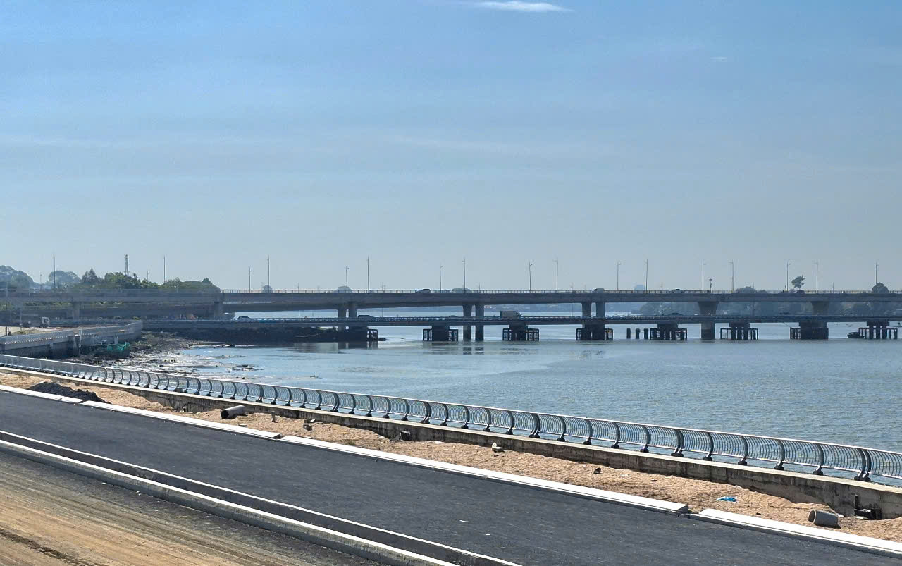 Cầu Hóa An qua sông Đồng Nai nằm trên tuyến quốc lộ 1 nối Đồng Nai với Bình Dương Cầu Hóa An qua sông Đồng Nai nằm trên tuyến quốc lộ 1 nối Đồng Nai với Bình Dương