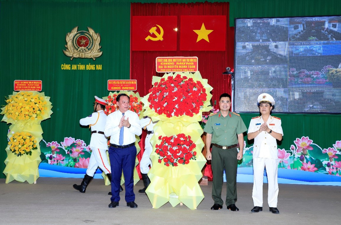 Chủ tịch UBND tỉnh Đồng Nai và Giám đốc Công an tỉnh Đồng Nai chúc mừng đại tá Nguyễn Mạnh Toàn nhận nhiệm vụ mới Chủ tịch UBND tỉnh Đồng Nai và Giám đốc Công an tỉnh Đồng Nai chúc mừng đại tá Nguyễn Mạnh Toàn nhận nhiệm vụ mới