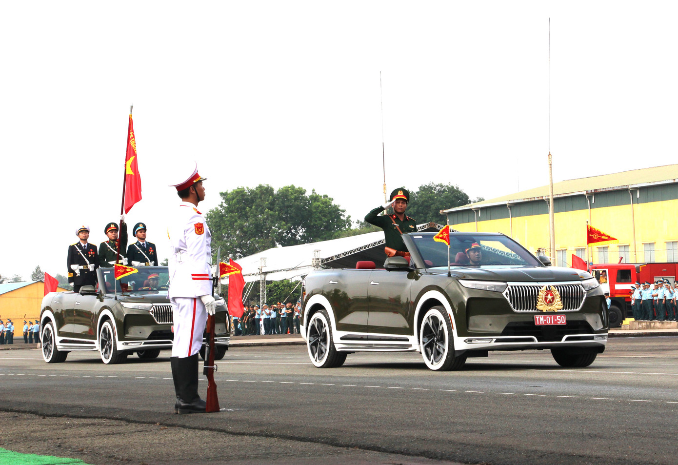 Xe chỉ huy dẫn đầu hợp luyện.