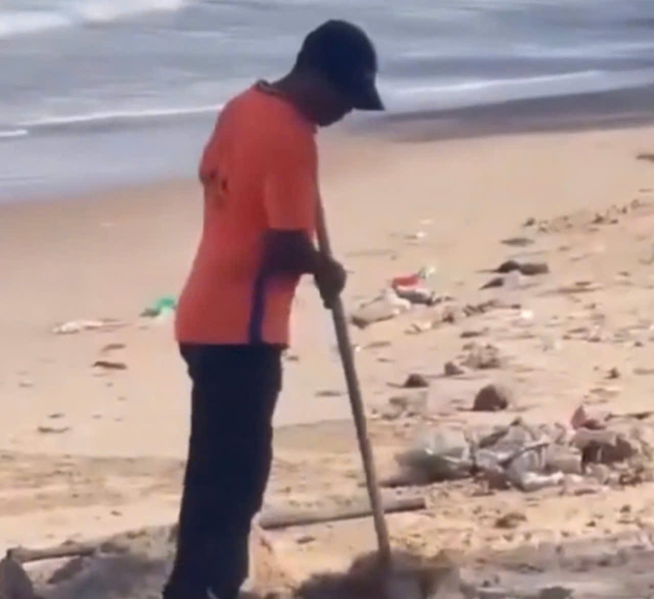 Hình ảnh ông M. chôn lấp rác trên bãi biển